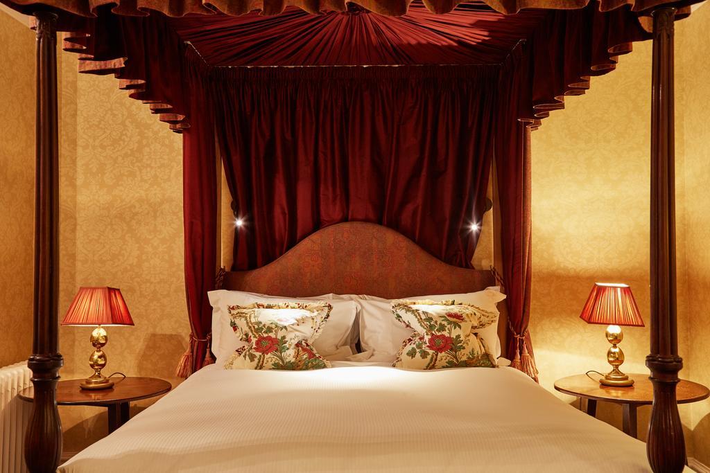 Ockenden Manor & Hotel 3*